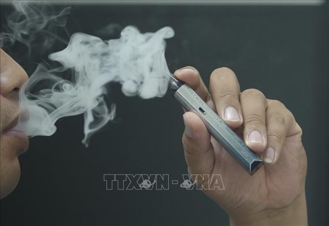Sản phẩm thuốc lá điện tử và thuốc lá nung nóng được đưa vào Việt Nam chủ yếu qua đường nhập lậu, xách tay… và được đưa được tới tay người tiêu dùng qua các kênh không chính thức và được quảng bá, bán hàng tràn lan trên các trang mạng xã hội. Ảnh minh họa: Minh Quyết/TTXVN