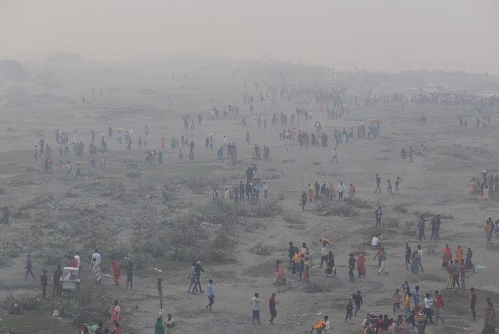 Sương khói dày đặc vào sáng sớm bên bờ sông Yamuna tại New Delhi (Ấn Độ) ngày 31/10/2022. Ảnh: Reuters 