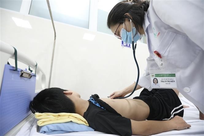 Bệnh nhân nhập viện do sốt xuất huyết tại Hà Nội. Ảnh: TTXVN