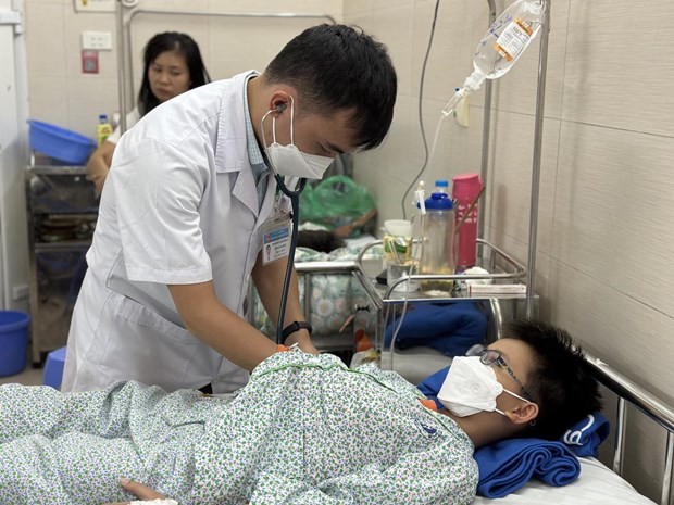 Bác sỹ khám, điều trị cho bệnh nhân mắc sốt xuất huyết tại Bệnh viện Đa khoa Xanh Pôn. (Ảnh: T.G/Vietnam+)