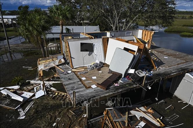 Ngôi nhà bị phá hủy khi bão Idalia đổ bộ tại bãi biển Keaton, Florida, Mỹ, ngày 30/8/2023. Ảnh: AFP/TTXVN