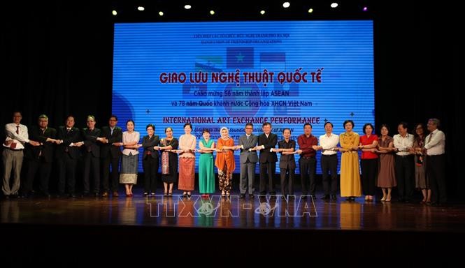 Các đại biểu chụp ảnh lưu niệm bày tỏ tình đoàn kết hữu nghị. Ảnh: Nguyễn Việt/TTXVN