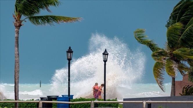 Sóng biển dâng cao và gió mạnh tại bờ biển Key West, bang Florida, Mỹ trước khi bão Idalia đổ bộ, ngày 29/8/2023. Ảnh: AP/TTXVN 