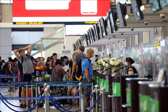 Hành khách làm thủ tục tại quầy check-in của hãng hàng không Bamboo Airways. Ảnh: Huy Hùng/TTXVN