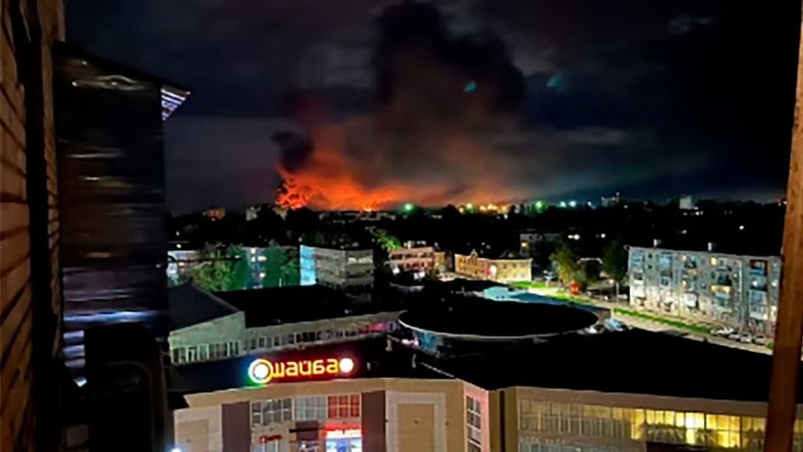 Một đám cháy lớn bốc lên ở Pskov ngày 30/8. Ảnh: AP