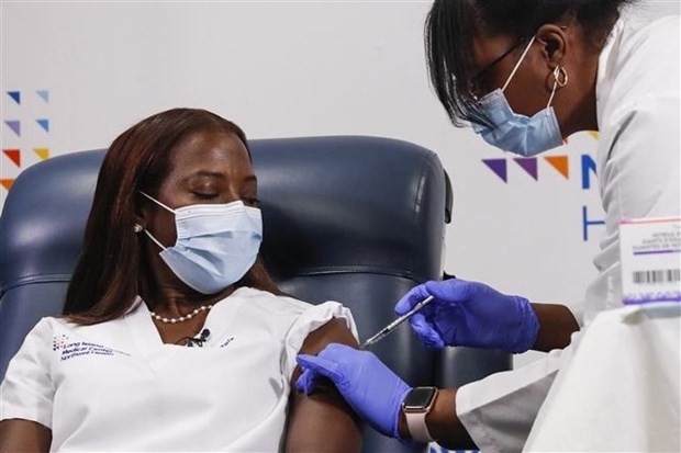 Nhân viên y tế tiêm vaccine ngừa COVID-19 cho người dân tại New York, Mỹ . (Ảnh: AFP/TTXVN)