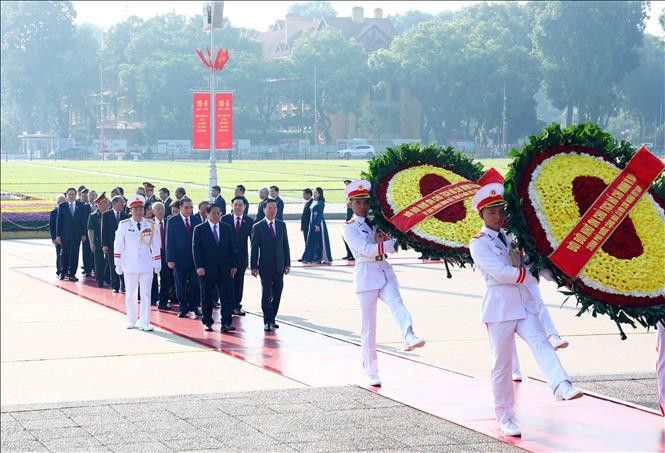 Các đồng chí lãnh đạo, nguyên lãnh đạo Đảng, Nhà nước đặt vòng hoa và vào Lăng viếng Chủ tịch Hồ Chí Minh.