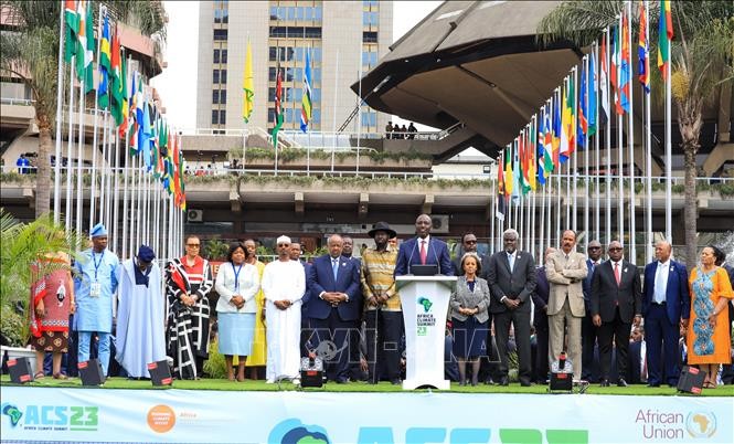 Tổng thống Kenya William Ruto (giữa, phía trước) cùng lãnh đạo các quốc gia trong cuộc họp báo bế mạc Hội nghị thượng đỉnh thượng đỉnh khí hậu châu Phi lần thứ nhất tại Nairobi, ngày 6/9/2023. Ảnh: AA/TTXVN