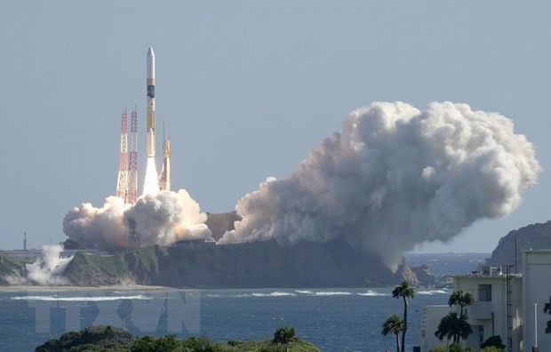 Tên lửa đẩy H2-A mang theo Tàu Đổ bộ thông minh thăm dò Mặt Trăng (SLIM) được phóng lên từ Trung tâm Vũ trụ Tanegashima, miền Nam Nhật Bản, ngày 7/9/2023. (Ảnh: Kyodo/TTXVN)
