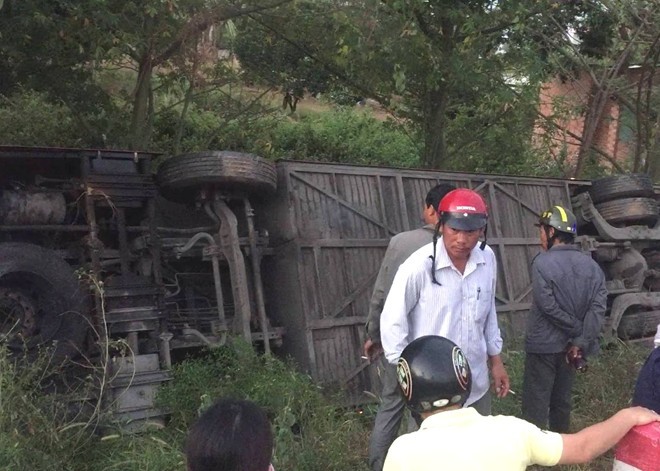 Xe khách Phương Trang rơi xuống hố, hàng chục người kêu cứu