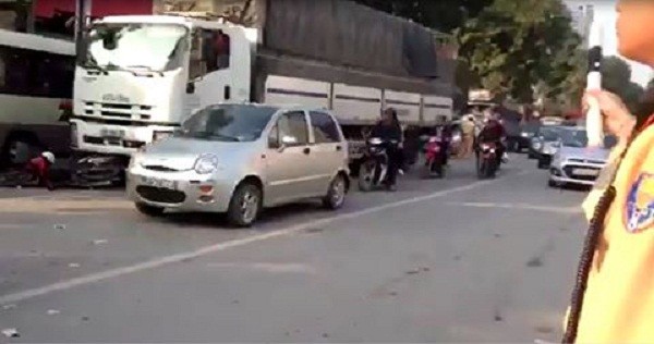 Hà Nội: Người đàn ông ngã ra đường bị xe tải chèn qua