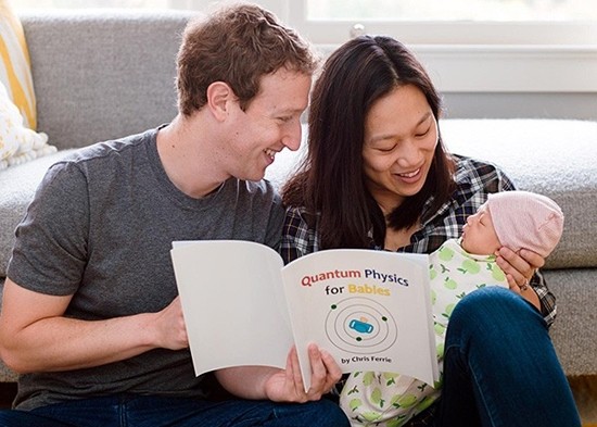 Ông chủ Facebook đọc sách vật lý cho con gái 2 tuần tuổi