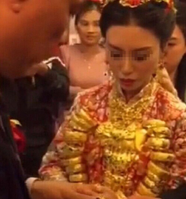 Cô dâu suýt ‘gãy cổ’ vì vàng gây xôn xao Trung Quốc