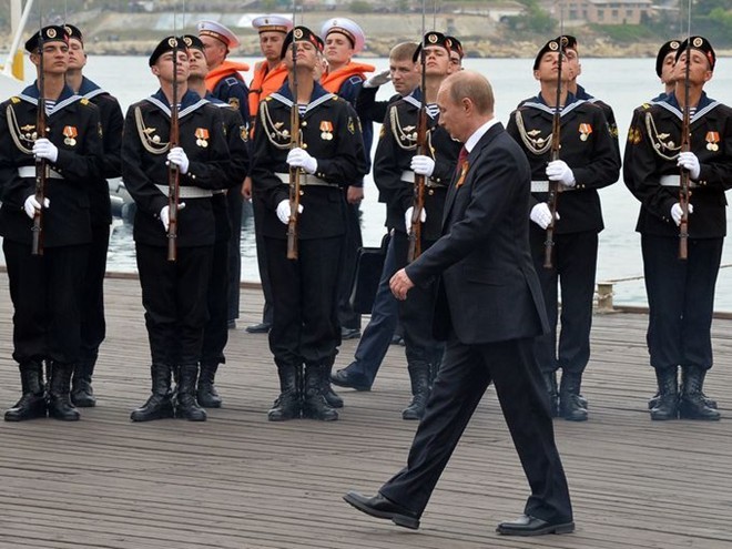 Vì sao dáng đi 'dị biệt' của ông Putin lại gây sốt ở Điện Kremlin?