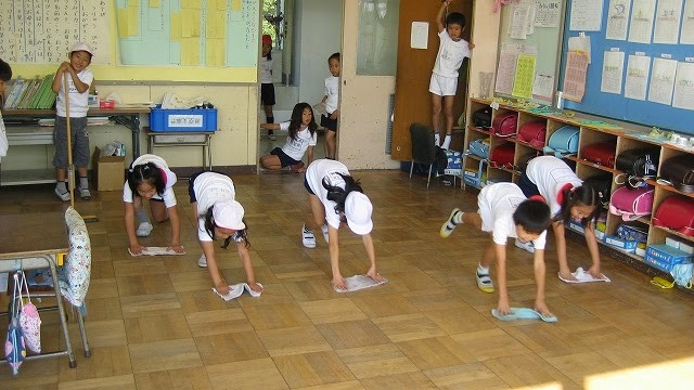 Bài học đặc biệt từ việc tự vệ sinh lớp học của trẻ em Nhật