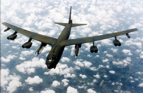 Máy bay B-52 Mỹ áp sát đảo nhân tạo TQ bồi đắp ở Biển Đông