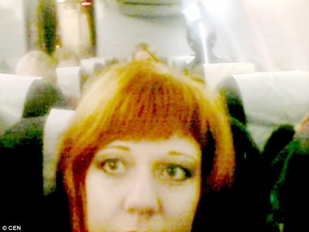 Vô tình chụp được ảnh 'người ngoài hành tinh' trên máy bay