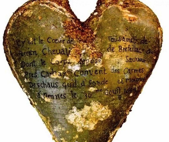Phát hiện 5 di cốt trái tim 400 năm tuổi còn nguyên vẹn ở Pháp