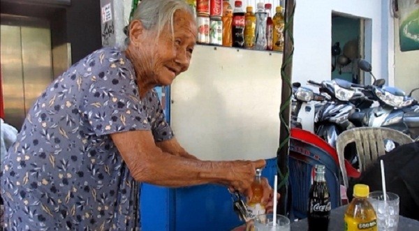 Cụ bà gần 90 tuổi bán nước dạo nói được 4 ngoại ngữ