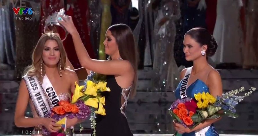 Giây phút sốc của hoa hậu Colombia khi bị gỡ vương miện