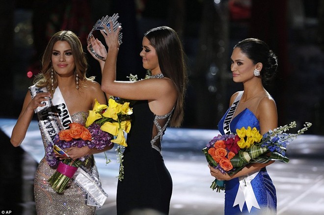 Cười bò loạt ảnh chế sự cố trao nhầm vương miện Hoa hậu hoàn vũ 2015