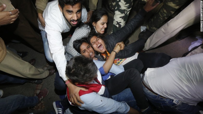 Ấn Độ: Hàng trăm người biểu tình phản đối phóng thích kẻ hiếp dâm