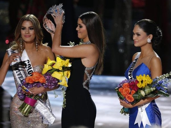 Clip: Sự cố trao nhầm vương miện tại Hoa hậu Hoàn vũ 2015