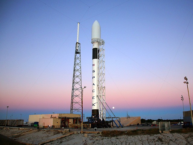 Tên lửa Falcon 9 hạ cánh thành công như máy bay