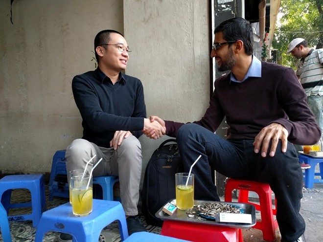 CEO Google ăn kẹo dồi chó, uống trà chanh vỉa hè với Nguyễn Hà Đông