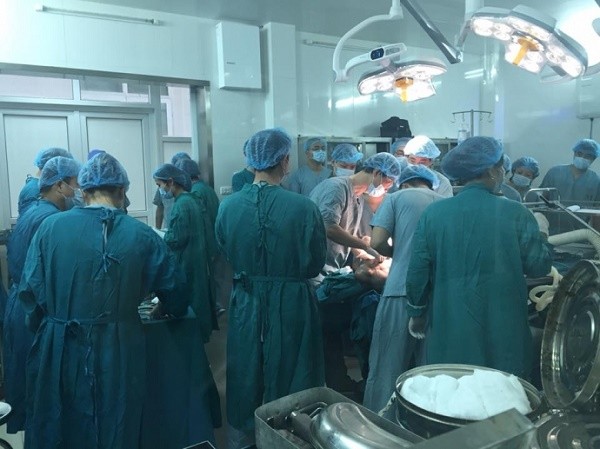 Phẫu thuật thành công khối u 'khủng' cho người phụ nữ Dao đỏ 