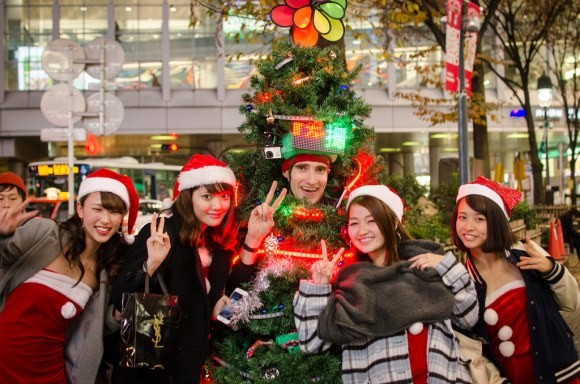 Anh chàng cây thông Noel kỳ lạ tại Tokyo