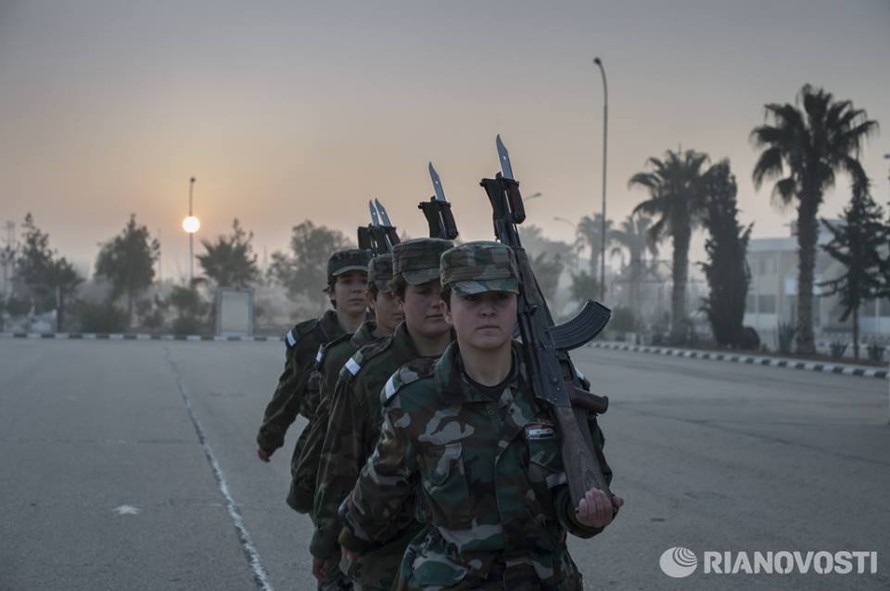Cận cảnh nữ học viên quân sự luyện tập tại vùng chiến sự ở Syria