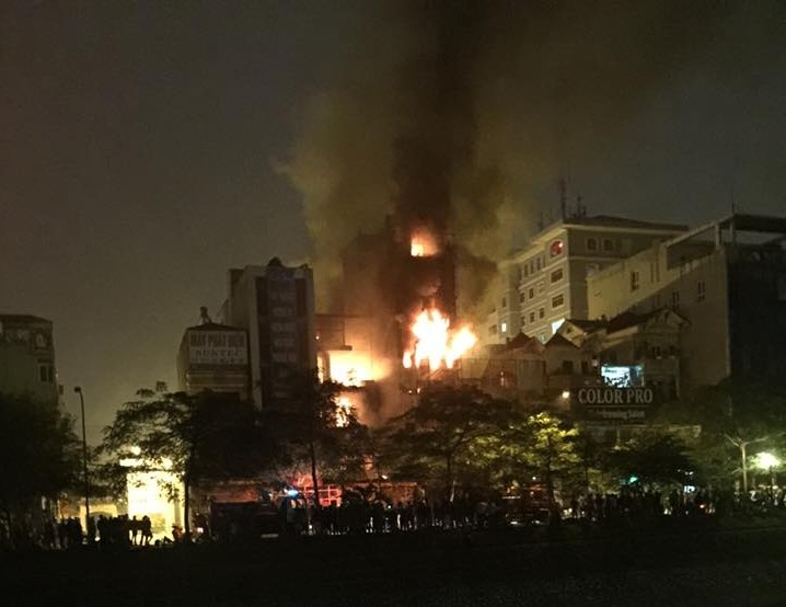 Cháy lớn thiêu rụi quán cafe nổi tiếng trên đường Nguyễn Khang