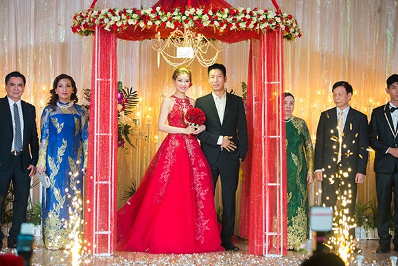 Đám cưới ngập tràn không khí Giáng sinh của Á hậu Diễm Trang