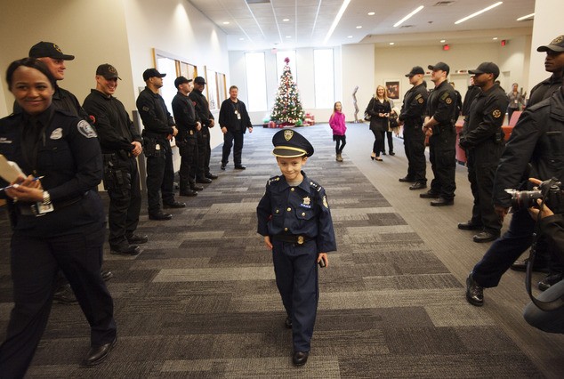 Bé 7 tuổi trở thành cảnh sát trưởng trong 1 ngày