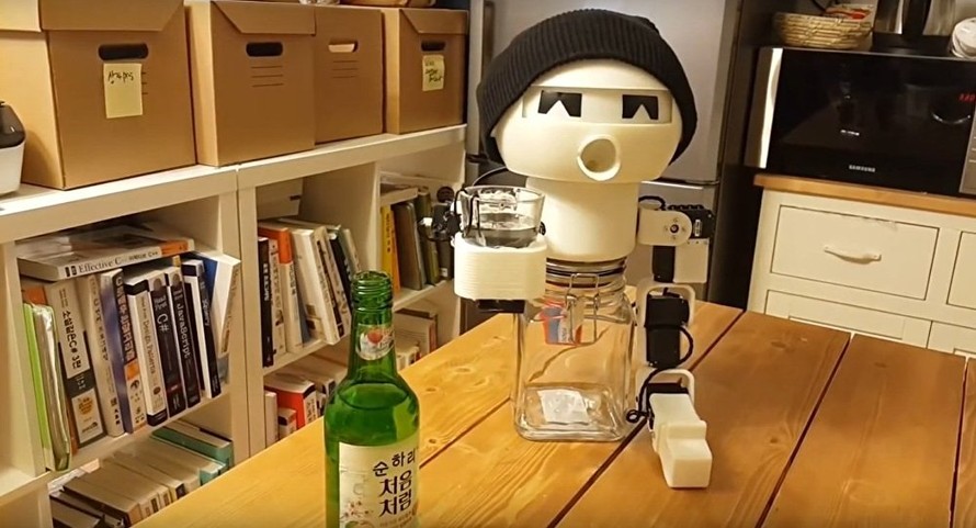Robot biết uống rượu dành cho những người cô đơn