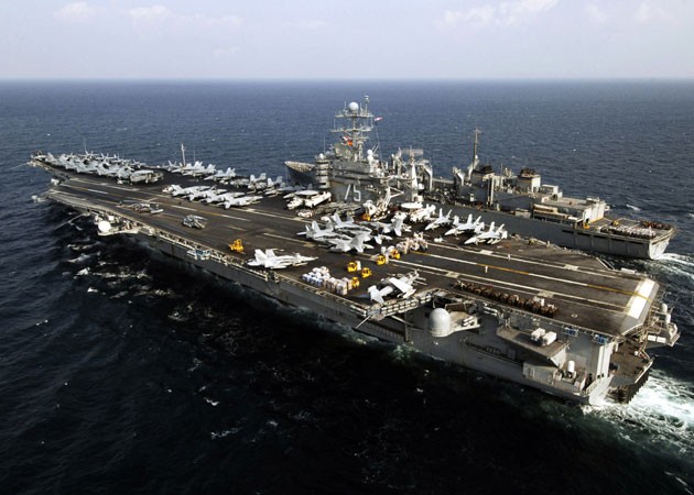 Tàu chiến Iran phóng tên lửa khi chạm trán tàu sân bay Mỹ