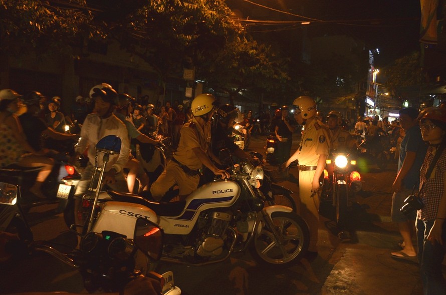 Hàng trăm cảnh sát hóa trang giữ trật tự đón năm mới 2016