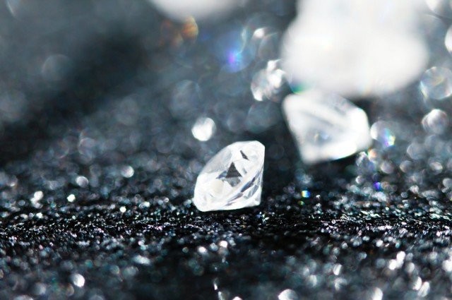 Vật liệu carbon mới cứng và sáng hơn cả kim cương