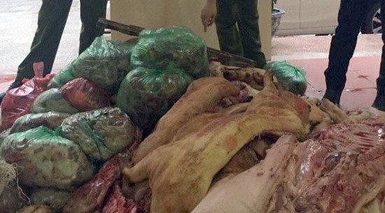Hà Nội: Bắt xe chở 1 tấn 'thịt lợn bẩn' vào chợ Phùng Khoang