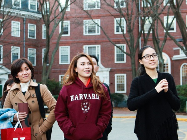 Mỹ Tâm đến Đại học Harvard thăm sinh viên Việt Nam