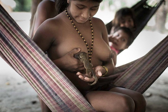 Bộ tộc kỳ lạ ở Amazon nuôi động vật hoang dã, cho bú sữa như con
