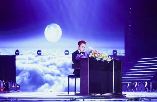Sơn Tùng hát live 'Bèo dạt mây trôi' tặng bà của mình