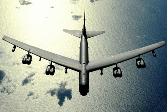 Cận cảnh máy bay B-52 Mỹ bay trên bán đảo Triều Tiên [VIDEO]