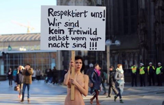 Nữ nghệ sĩ khoả thân phản đối hãm hiếp tập thể ở Đức [VIDEO]