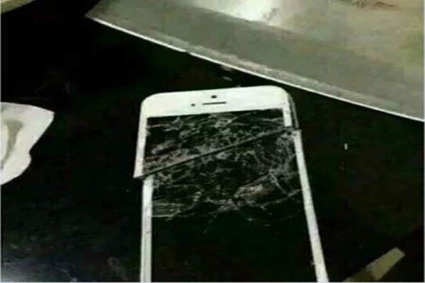 Thanh niên chặt đôi iPhone 6S vừa nhặt được chỉ vì một tin nhắn