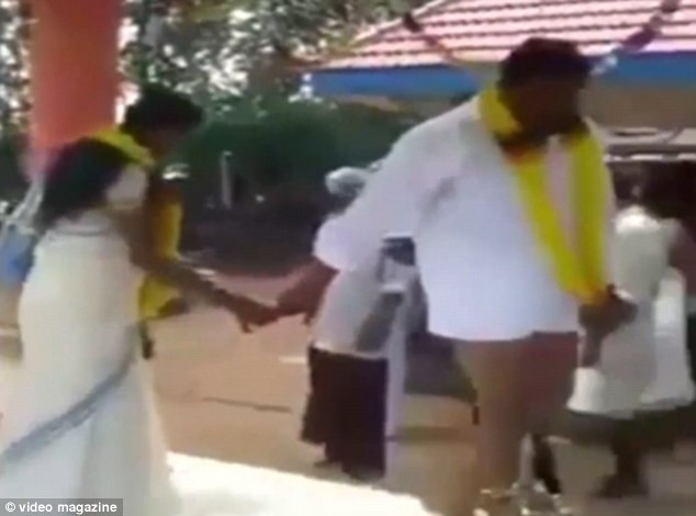 Hi hữu chú rể bị ‘tụt váy’ ngay tại đám cưới [VIDEO]