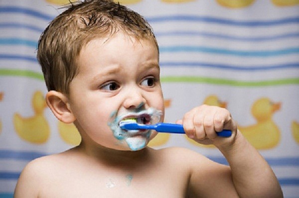 4 tác hại ghê gớm phải biết khi dùng nhiều kem đánh răng