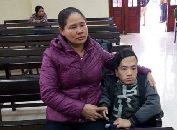 Người con khuyết tật rạch tay lấy mau xin về ở với mẹ vì cha hành áu