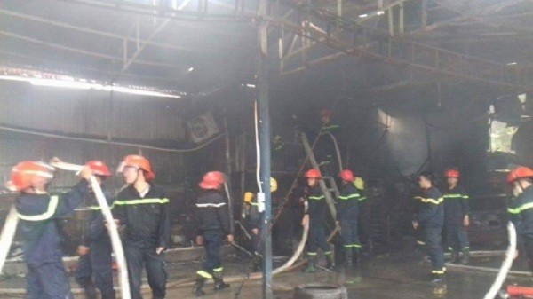 Hà Nội: Cháy lớn 2 ô tô bị thiêu rụi, trơ khung sắt
